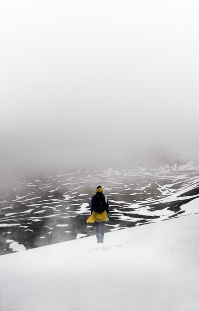 站在大雾覆盖的雪地上的人